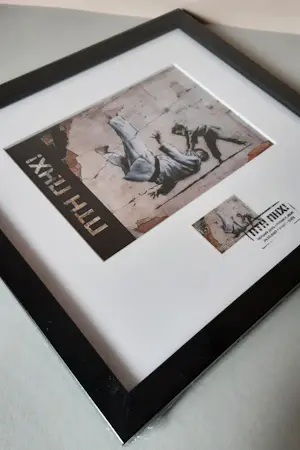 Banksy - Banksy ingelijste Maximum kaart FDC met annuleringsstempel 24.02.2023 Kiev -2023 kopen? Bied vanaf 100!