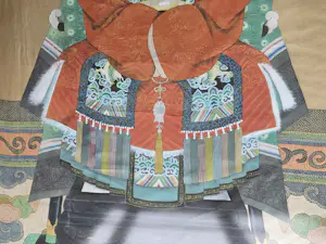 Onbekend - Twee Chinese Voorouder Schilderingen - Verf op zijde- 110 x 75 kopen? Bied vanaf 350!