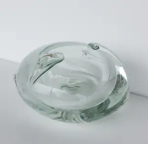 Onbekend - Zwaar rond glasobject met gedraaide vormen kopen? Bied vanaf 60!