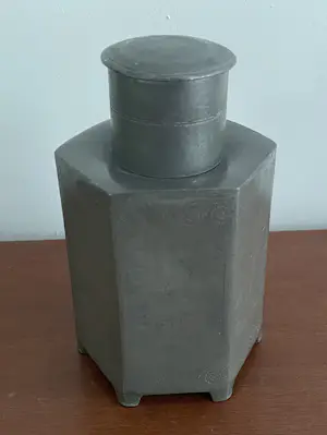 Onbekend - Antieke 19e eeuwse Chinees zeshoekige tinnen theebusje kopen? Bied vanaf 20!