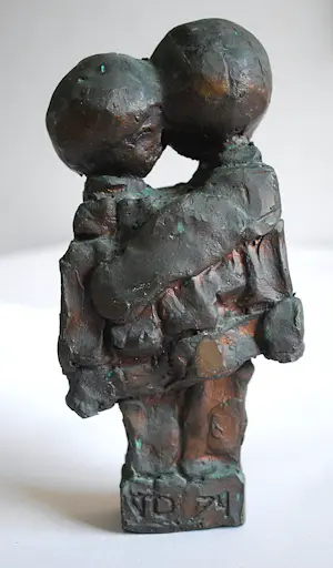 Brons (Onbekend) - 2 kinderen in omarming - gesigneerd 1974 - (2.3 kg) kopen? Bied vanaf 70!