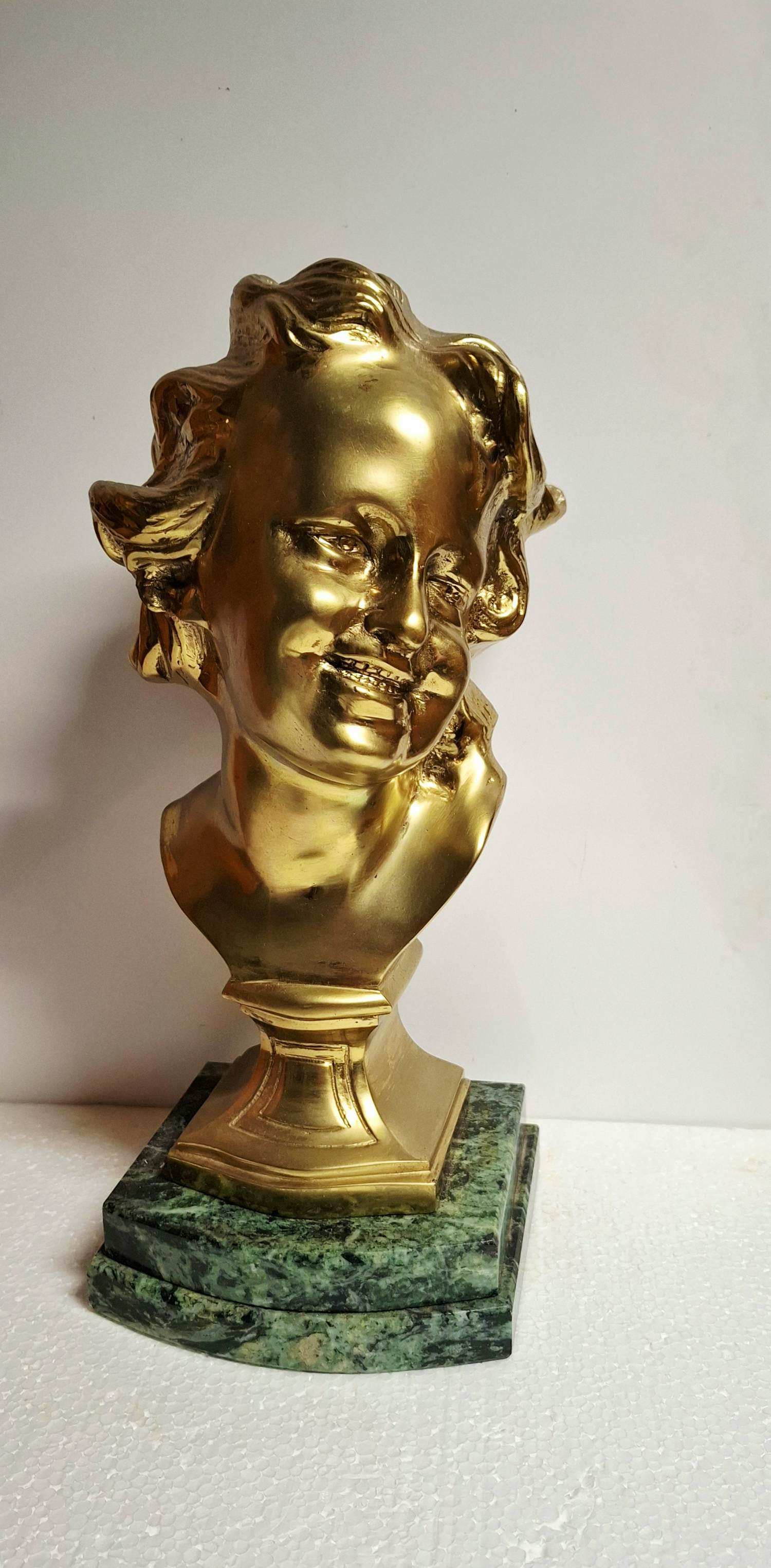 Jean-Baptiste Carpeaux - Het lachende kind. Brons met patina, glanzend en mat goud. kopen? Bied vanaf 100!