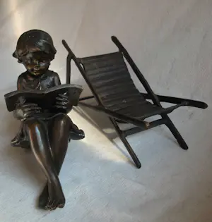 Brons (Onbekend) - Bronzen beeld , Lezend meisje op strandstoel kopen? Bied vanaf 150!
