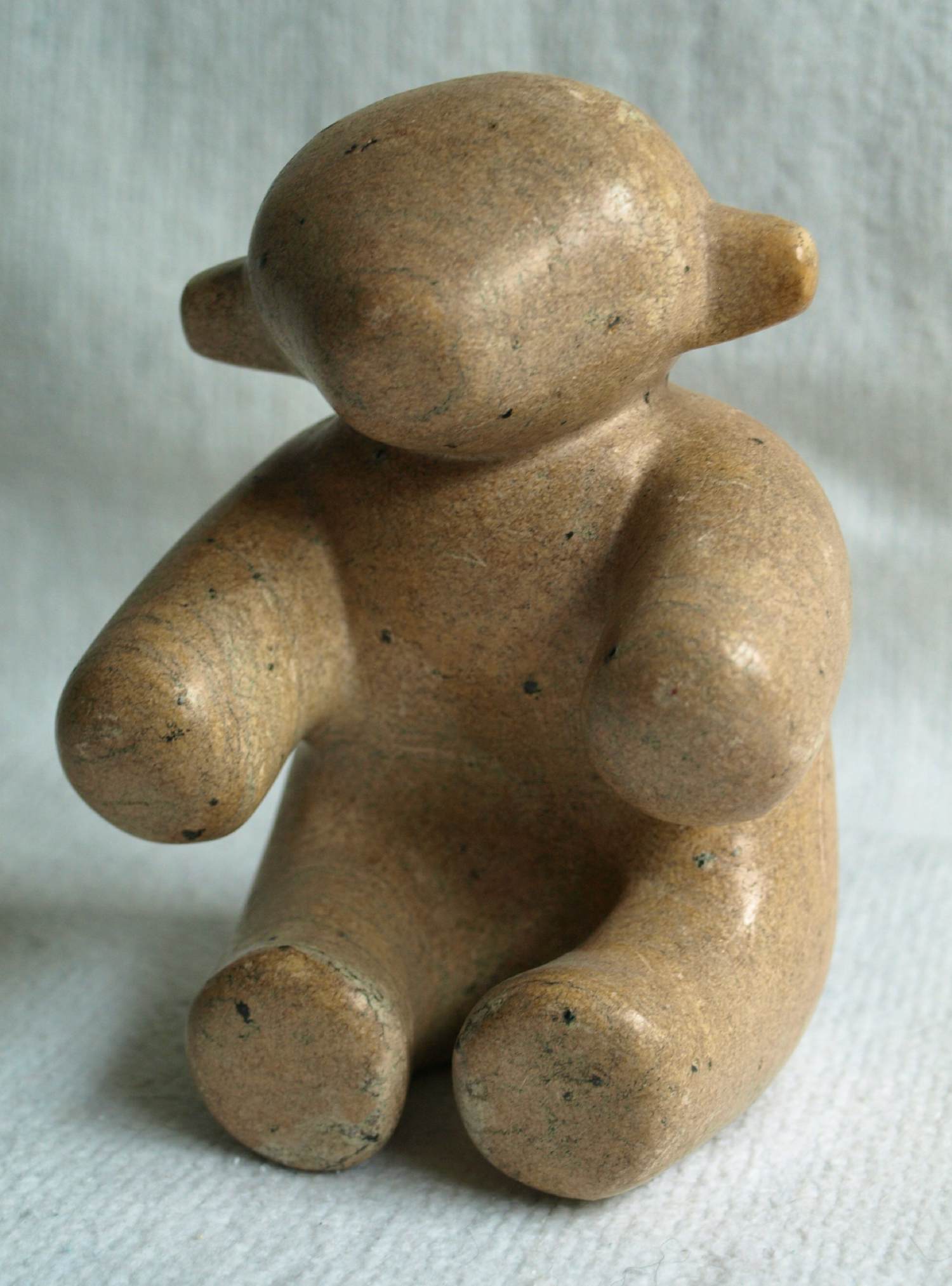 Onbekend - Stenen beeldje , Beer – Gesigneerd - Hoogte 14 cm verkocht voor € 10!