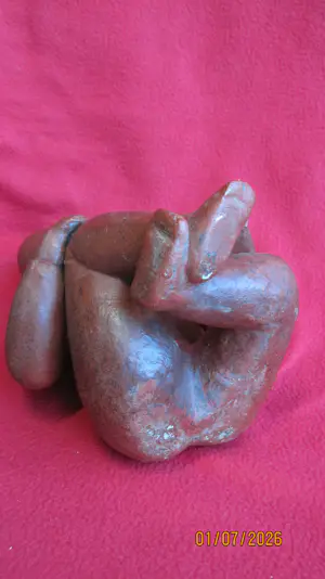 Buy Onbekend - Zittende figuur.? Bid from 50!