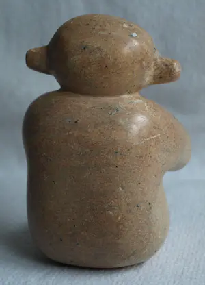 Onbekend - Stenen beeldje , Beer – Gesigneerd - Hoogte 14 cm kopen? Bied vanaf 10!