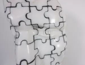 Onbekend - Sculptuur uit marmer / hardsteen, Hoofd met puzzelstukjes kopen? Bied vanaf 250!