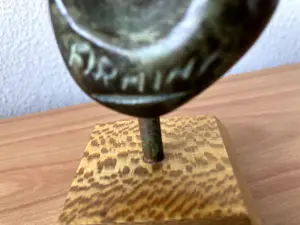 Brons (Onbekend) - Massief bronzen beeld moeder met kind - gesigneerd L T kopen? Bied vanaf 20!