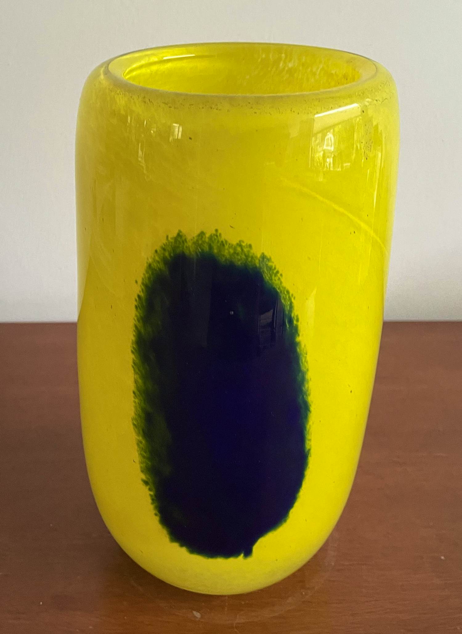 Buy Onbekend - Gele en blauwe studio glazen vaas gesigneerd Gilbert, 03 - oplage 18/25? Bid from 35!