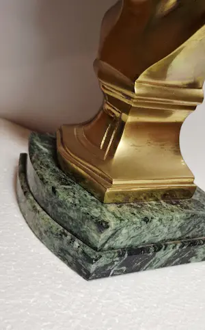 Jean-Baptiste Carpeaux - Het lachende kind. Brons met patina, glanzend en mat goud. kopen? Bied vanaf 100!