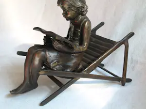 Brons (Onbekend) - Bronzen beeld , Lezend meisje op strandstoel kopen? Bied vanaf 150!