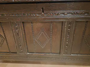 Curiosa - antieke gesculpteerde koffer kopen? Bied vanaf 200!