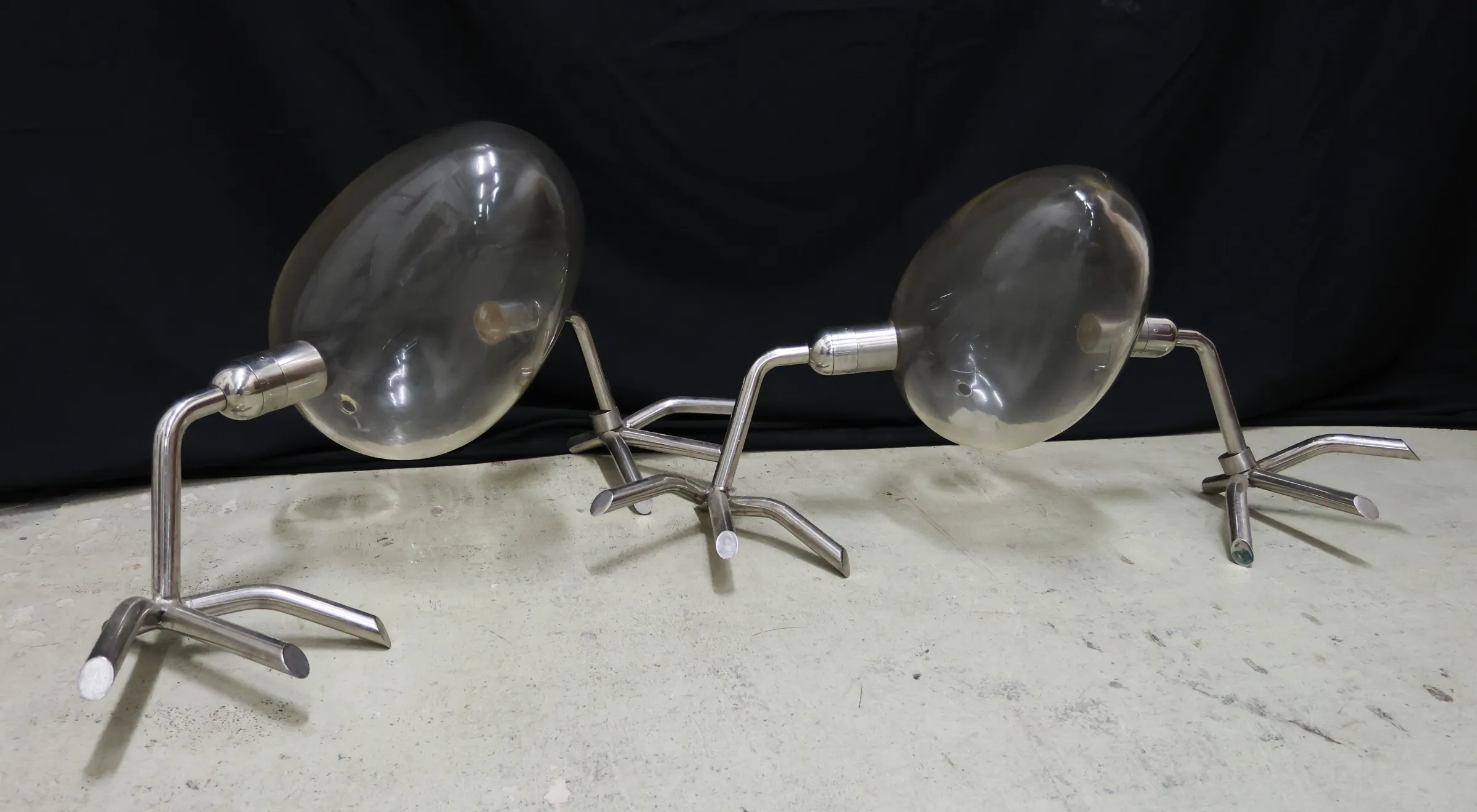 Koen Vanmechelen - Twee 'Walking Eggs' van glas en roestvrij staal kaufen? Bieten Sie von 3000!