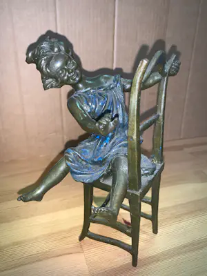 Franz Iffland - Set van 2 antieke bronzen beelden: "lachende meisjes op stoelen" kopen? Bied vanaf 220!