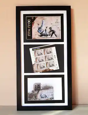 Banksy - Banksy ingelijste Maximum-kaart FDC met annuleringsstempel 24.02.2023 Kiev -2023 verkauft für € 100!