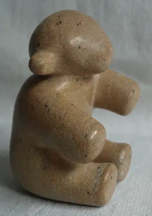 Onbekend - Stenen beeldje , Beer – Gesigneerd - Hoogte 14 cm kopen? Bied vanaf 10!