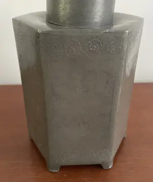 Onbekend - Antieke 19e eeuwse Chinees zeshoekige tinnen theebusje kopen? Bied vanaf 20!