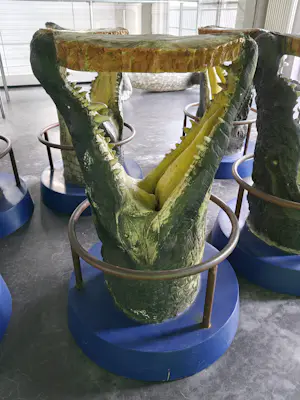 AcheterCuriosa - Krokodil met barkrukken van kunstenaar Jurgen Raymaekers? Enchérissez de 1200!