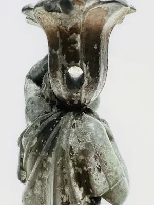 Curiosa - Figuurlijke kandelaarvoet – Putto met draperie kaufen? Bieten Sie von 20!