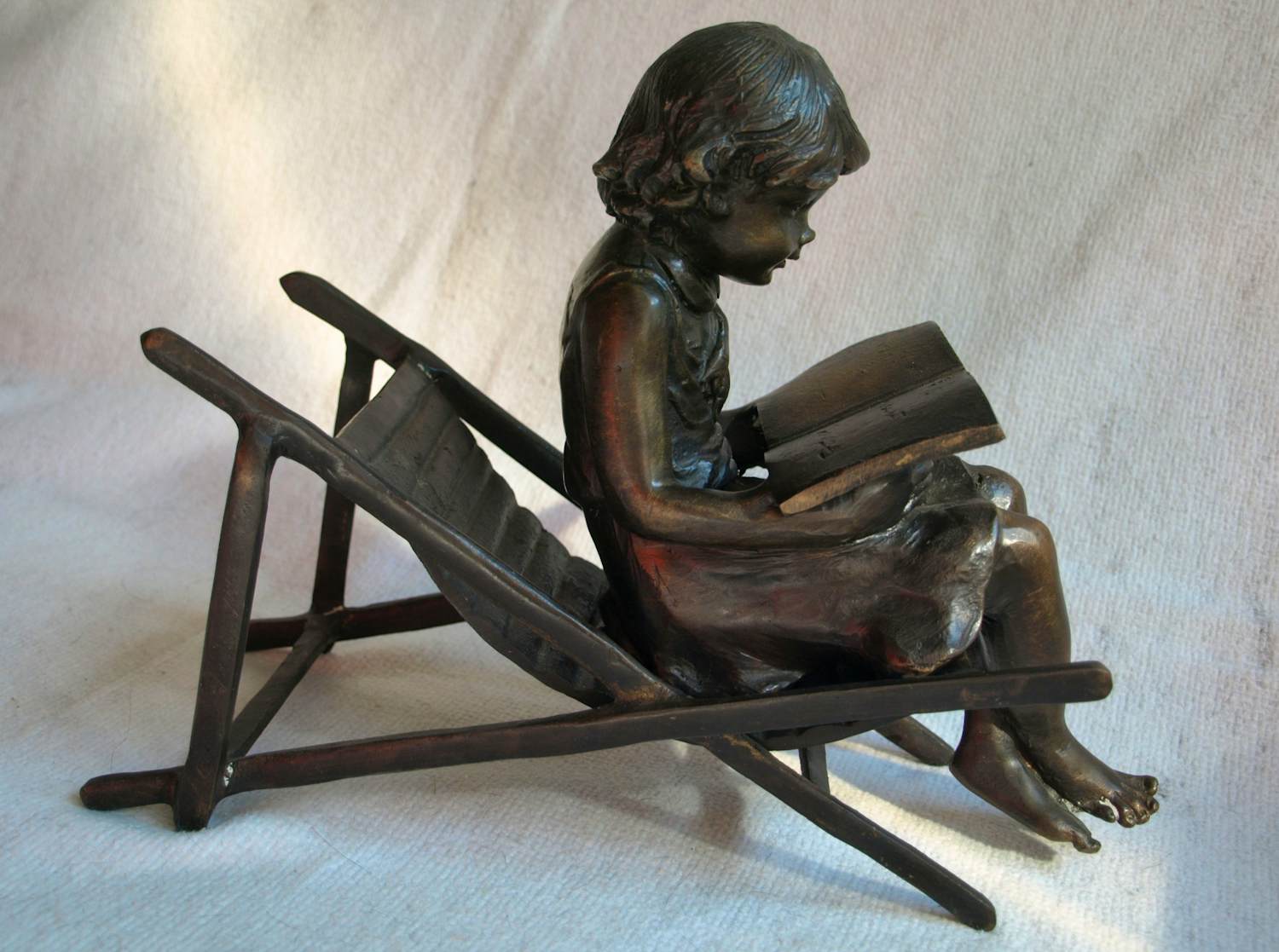 Brons (Onbekend) - Bronzen beeld , Lezend meisje op strandstoel kopen? Bied vanaf 150!