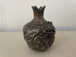 Keramiek overige - Sherman Israel - Granaatappel aardewerken vaasje met zilveren .925 decoratie kopen? Bied vanaf 10!