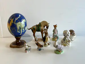 AcheterKeramiek overige - Lot van diverse keramieken items o.a. Beatrix Potter figuren & Struisvogelei? Enchérissez de 60!