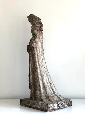 Nicolaas van der Kreek - Treurend vrouwenfiguur met bloemen kopen? Bied vanaf 300!