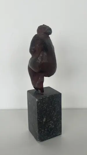 Brons (Onbekend) - Zittende vrouwfiguur op hardstenen sokkel kopen? Bied vanaf 100!