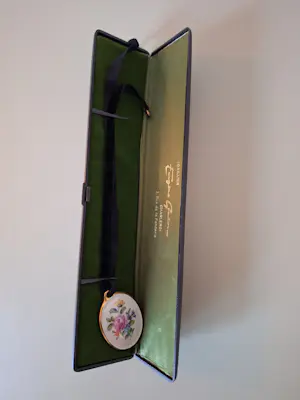 Buy Augarten Wien - Hanger met zwarte fluwelen choker? Bid from 35!