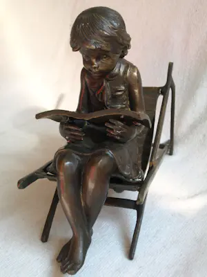 Brons (Onbekend) - Bronzen beeld , Lezend meisje op strandstoel kopen? Bied vanaf 150!