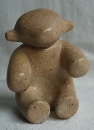 Onbekend - Stenen beeldje , Beer – Gesigneerd - Hoogte 14 cm kopen? Bied vanaf 10!