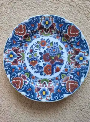 Buy Potterie Oud Delft - 3 handgeschilderde polychrome wand sierborden? Bid from 30!