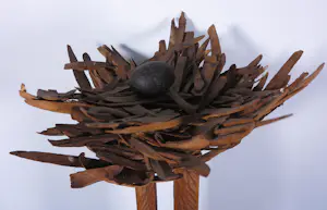 Onbekend - Groot houten sculptuur met bronzen ei, Vogelnest kopen? Bied vanaf 250!