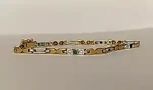 AcheterSchakelarmband van 18-karaats tweekleurig goud met edelstenen? Enchérissez de 1350!