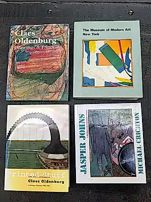 AcheterDiverse kunstenaars - Oeuvre catalogi: Claes Oldenburg (2x) Jasper Johns en MOMA? Enchérissez de 20!