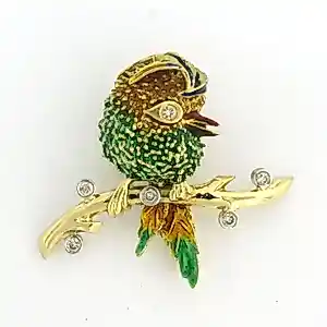 Acheter18k gouden broche in een vorm van een vogel met emaille en diamant? Enchérissez de 1675!