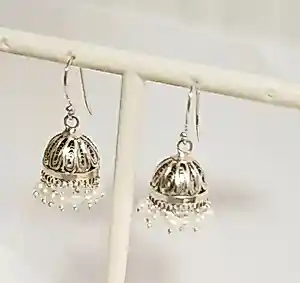 Zilveren oorbellen met Zaveri Pearls is geliefd bij veel ontwerpers, sterren kopen? Bied vanaf 45!