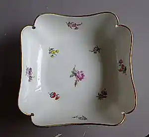Meissen porzellan - Geschulpte schaal met florale decoratie en bladgoud kaufen? Bieten Sie von 50!