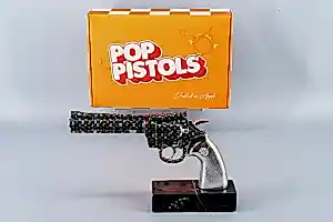 Diederik Van Apple - Kunststof beeld op marmeren voetstuk: Art Against War - Silver Butterfly Gun" kopen? Bied vanaf 399!
