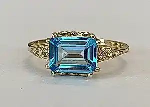 Buy 14-karaats gouden ring met blauwe topaas en diamanten? Bid from 450!