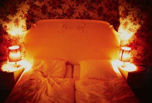 Nan Goldin - Honeymoon Suite, Nuremberger Eck, Berlin, 1988 kopen? Bied vanaf 1500!