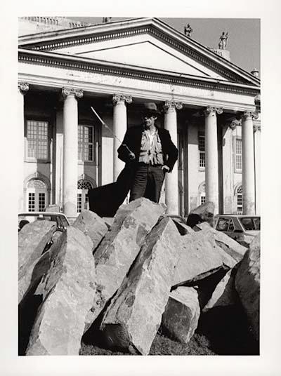 Dieter Schwerdtle - Joseph Beuys und die Basaltstehlen vor dem Kasseler Museum Fridericianum von 1982 verkocht voor € 65!