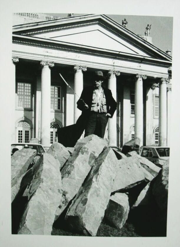Dieter Schwerdtle - Joseph Beuys vor dem Kasseler Museum Fridericianum - Originalfoto von der Dokumenta in Kassel 1982 verkocht voor € 90!