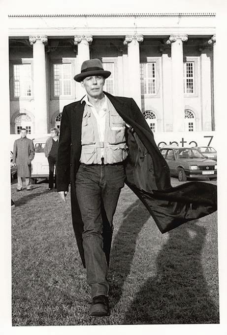 Dieter Schwerdtle - Joseph Beuys vor dem Kasseler Museum Fridericianum von 1982 verkocht voor € 85!