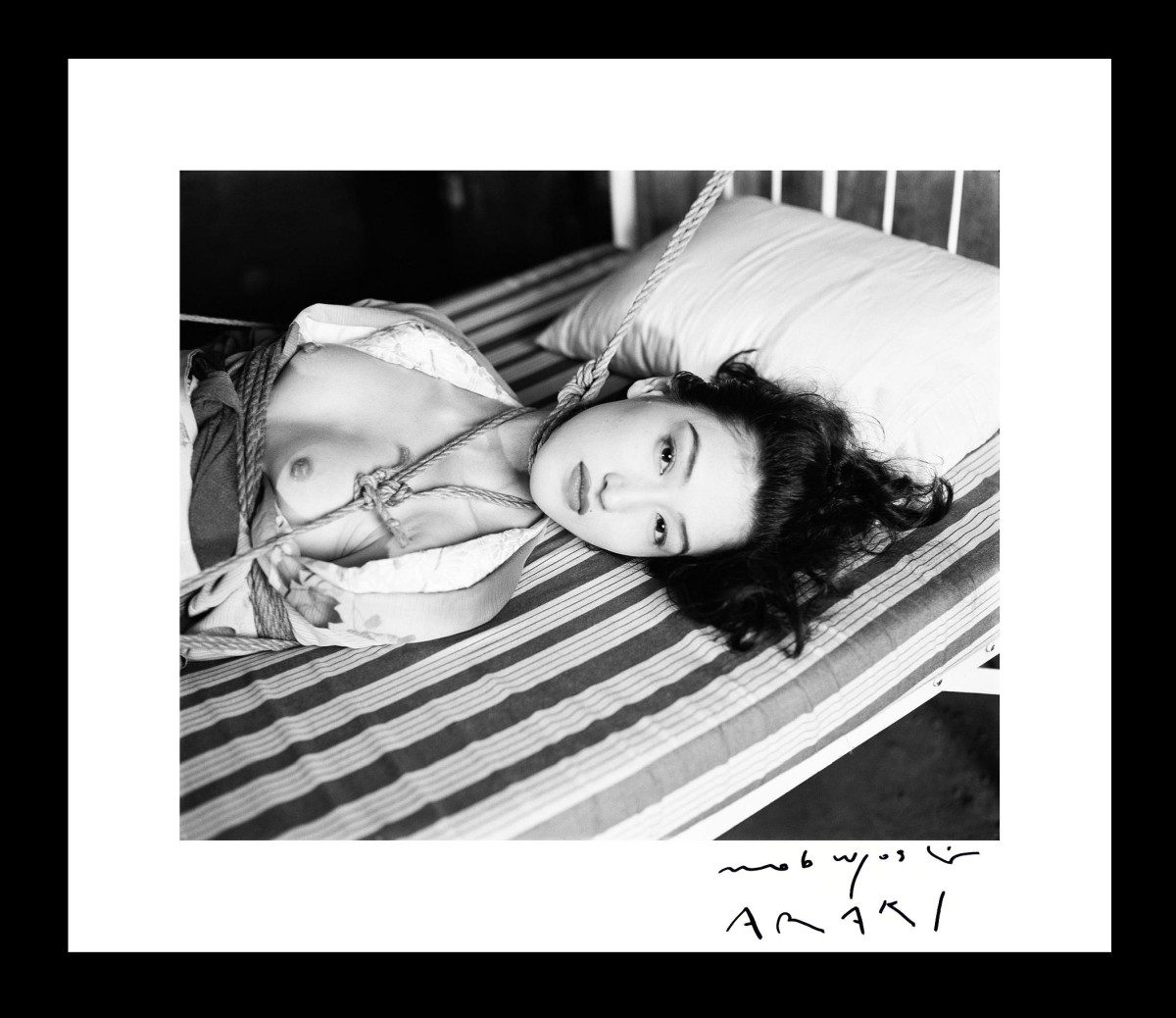 Nobuyoshi Araki - Nobuyoshi Araki Autogramm auf Fotografie Kinbaku On Bed verkocht voor € 249!