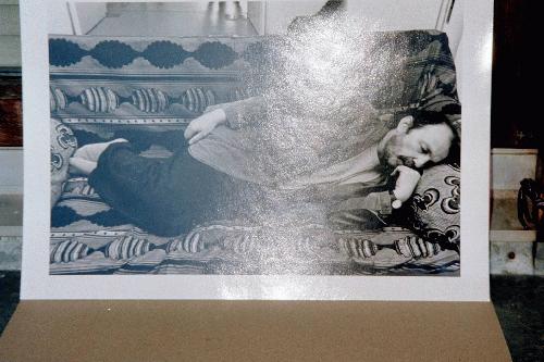 Franz West - Originalfotografie v. Dieter Schwerdtle, Franz West schlafend verkocht voor € 75!