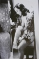 Ellen von Unwerth - Portraitfoto mit Weißrand Ditta von Teese ca. 30 x 20,5 cm, handsigniert verkocht voor € 425!