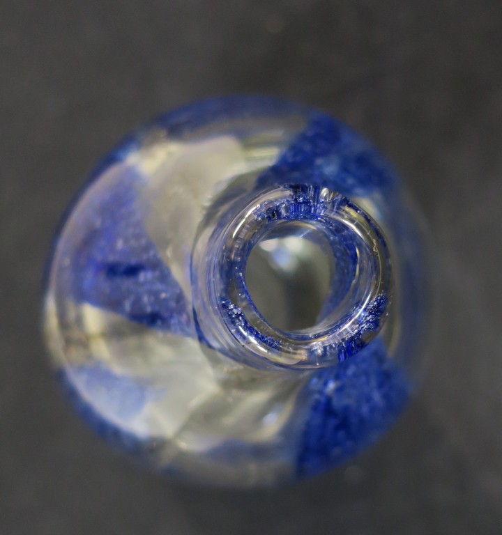 Bernard Heesen: Glazen flesvaas met ingesloten blauwe kleurpoeders kopen? Bied vanaf 1!