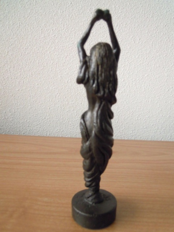 Zwaar massief bronzen beeldje van vrouw -  16 cm hoog - 1-1-2002 kopen? Bied vanaf 1!