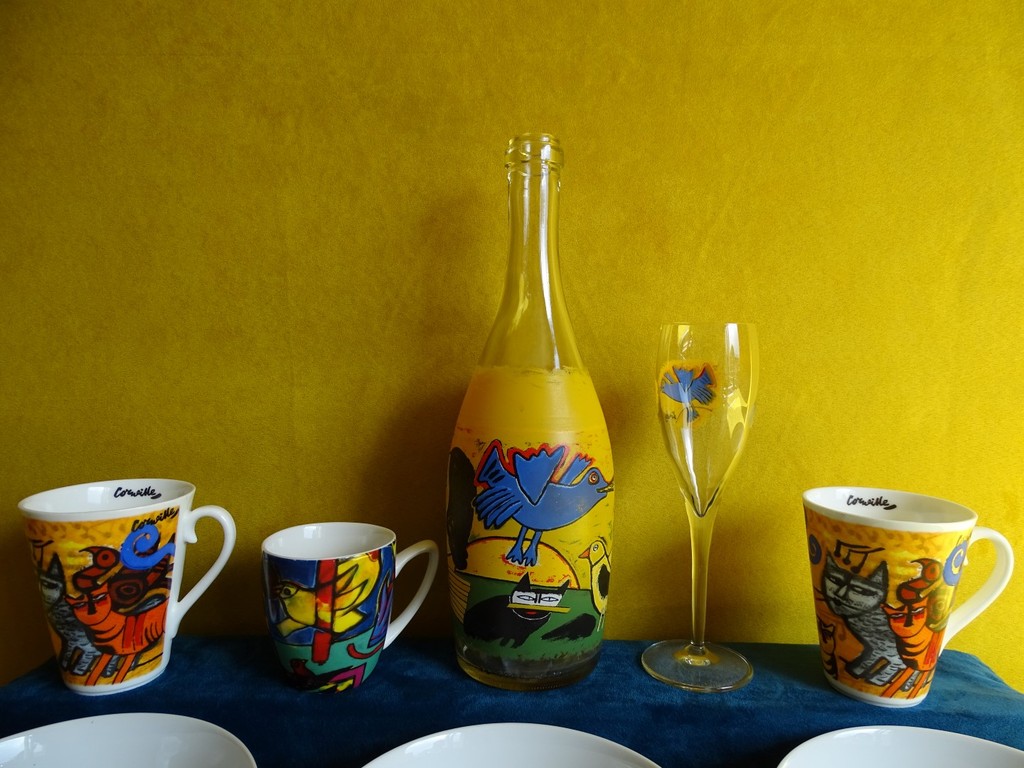 Corneille, porseleinen kopje, 2 bekers, 6 kommen, glazen fles en glas, 11 stuks kopen? Bied vanaf 1!